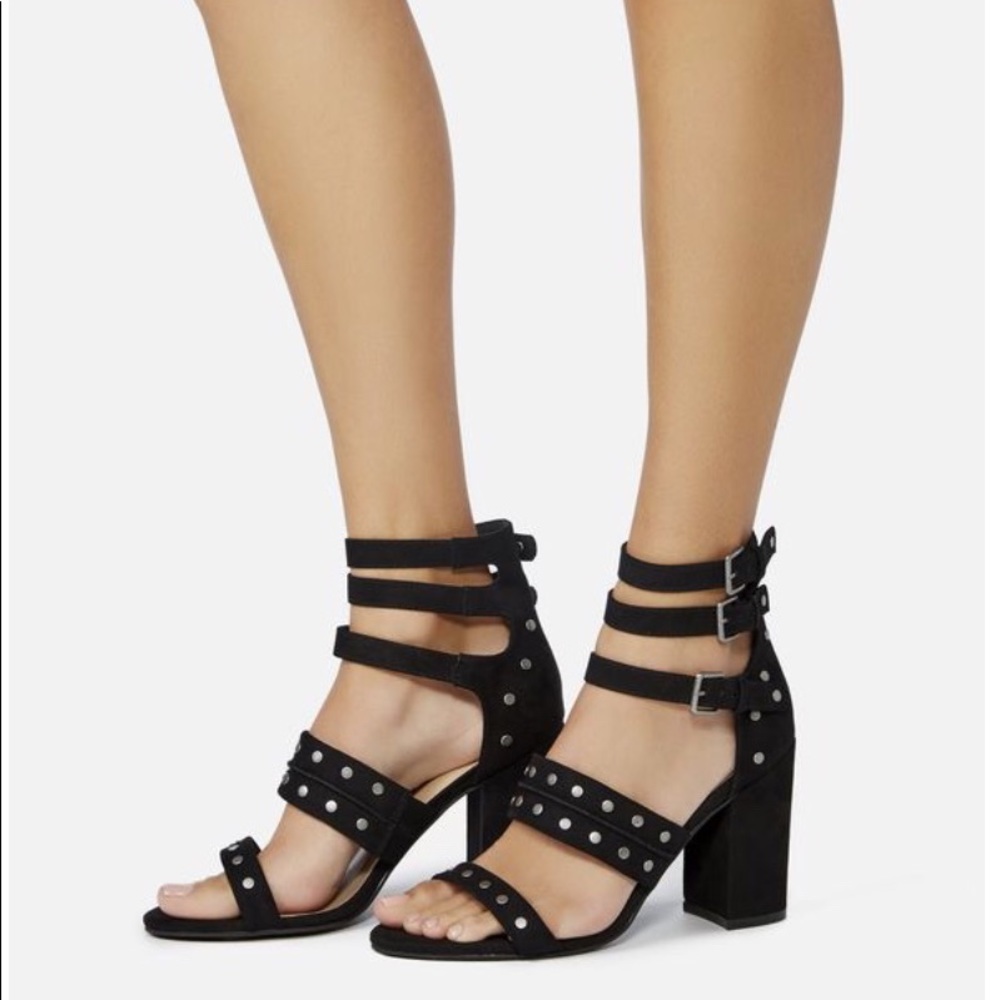 Strappy buckle sandal size 7